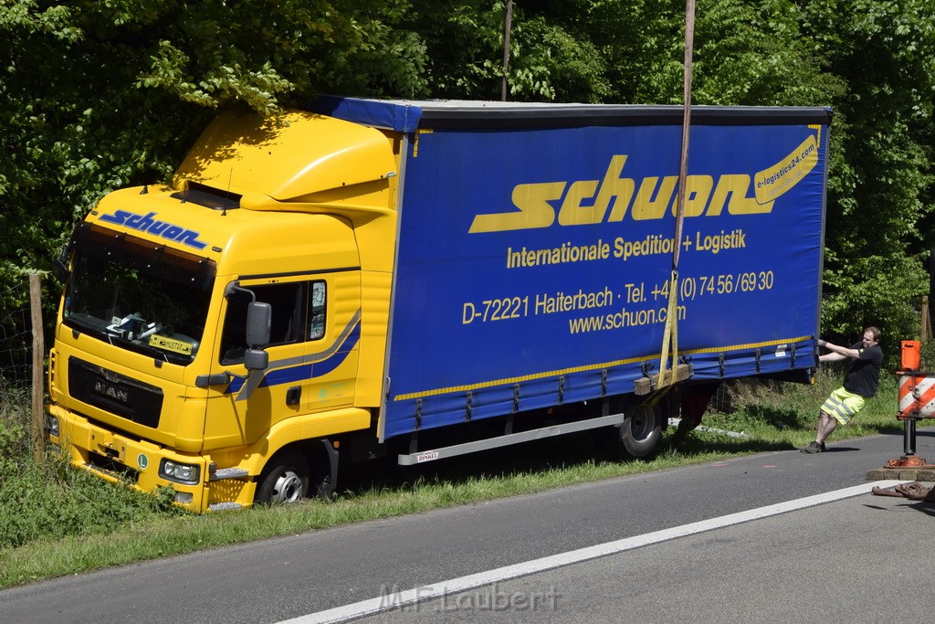 LKW in Boeschung A 3 Rich Frankfurt Hoehe Roesrath Lohmar P159.JPG - Miklos Laubert